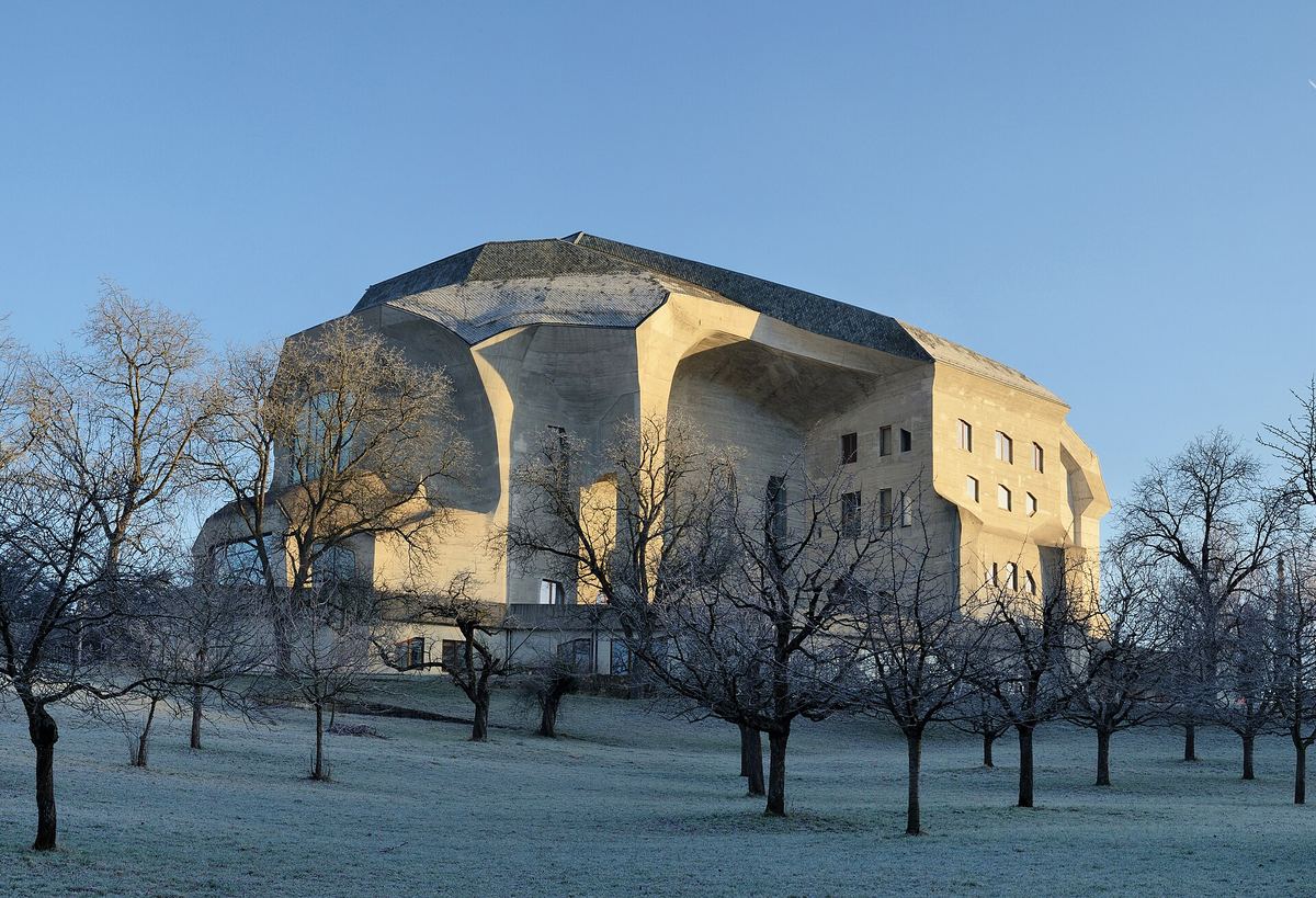 Das Goetheanum in Dornach, ein massiver, geschwungener Betonbau im Winter