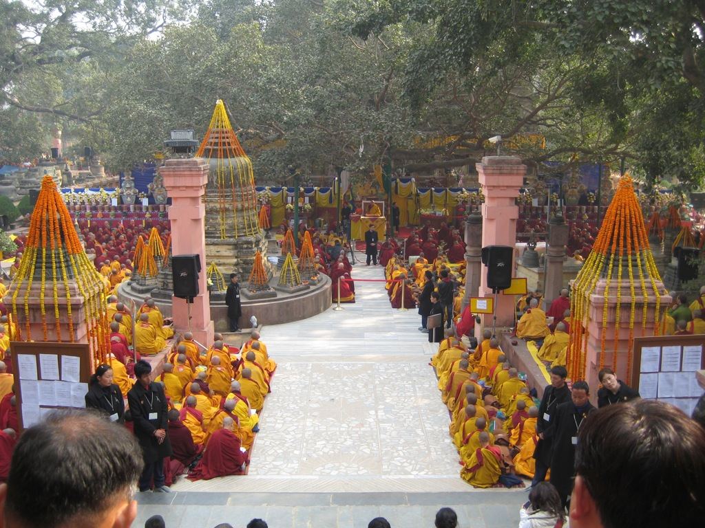 Der Mahabodhi-Tempel in Bodhgaya, von Pilgern umgeben