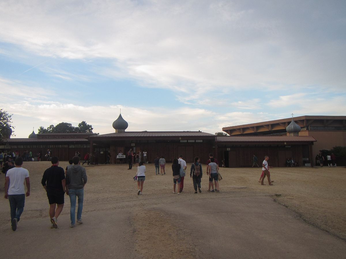 Die Kirche der Versöhnung in Taizé, ein schlichter Bau mit Holzfassade